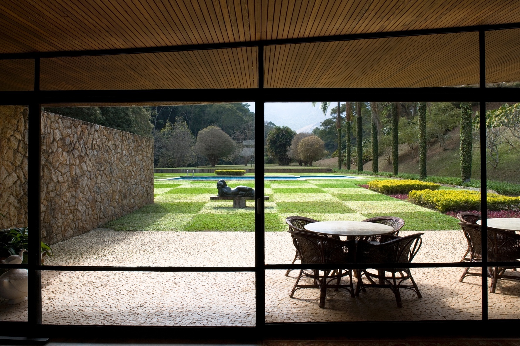 Casa Edmundo Cavanelas, em Pedro do Rio (RJ), projetada por Oscar Niemeyer. A obra, datada de 1954, tem paisagismo criado por Roberto Burle Marx, no qual se destaca o xadrez de gramíneas. O local foi uma das locações do filme "Flores Raras", do cineasta Bruno Barreto, que conta a história do romance entre a escritora americana Elizabeth Bishop (1911-1979) e Lota Macedo Soares, paisagista e urbanista autodidata brasileira - Leonardo Finotti/ UOL