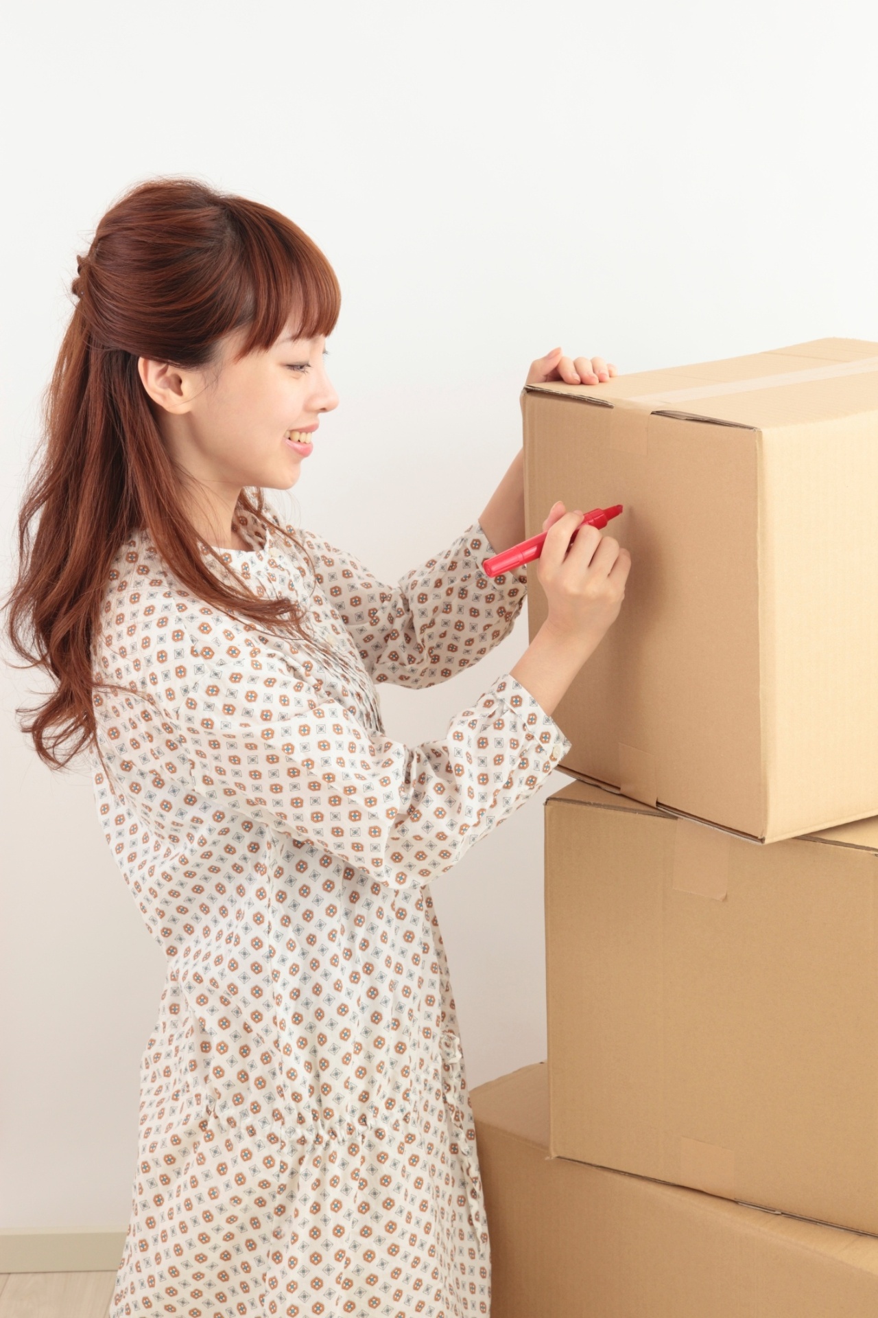 Como o empacotamento será realizado com antecedência em cada cômodo, por vez, comece sempre com os itens que use menos I Fonte: Cristina Papazian, organizadora profissional - Getty Images