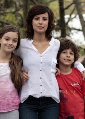 Irmã de Amora em "Sangue Bom", Andreia Horta posa com seus filhos na trama, Marcella Ramalho e Carlos Alexandre Saddy