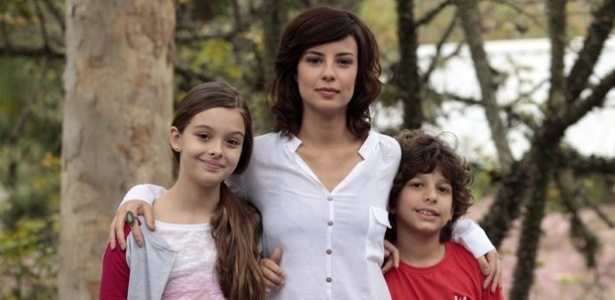 Irmã de Amora (Sophie Cahrlotte) em "Sangue Bom", Andreia Horta posa com seus filhos na trama, Marcella Ramalho e Carlos Alexandre Saddy
