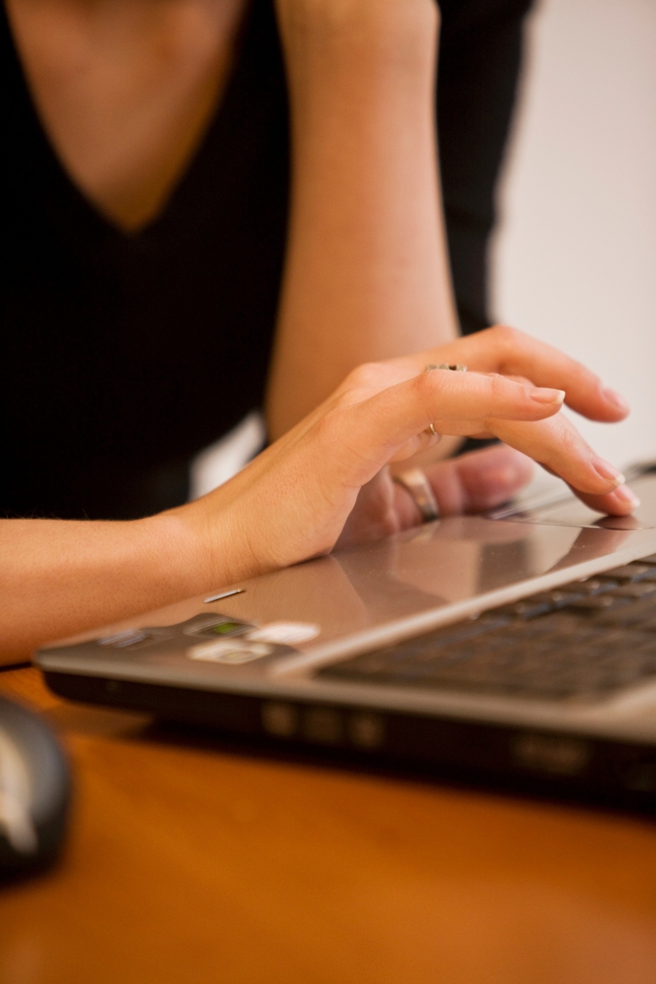 Na semana anterior à data da mudança, se programe para solicitar a transferência ao novo endereço de serviços como telefone, TV por assinatura e internet I Fonte: Cristina Papazian, organizadora profissional - Getty Images