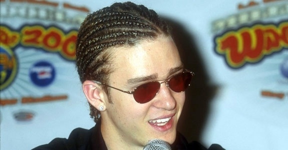 Sempre irreverente e fã de basquete, Justin Timberlake aderiu ao visual rastafári na década de 90. Na época, o popstar fazia parte do grupo N'Sync