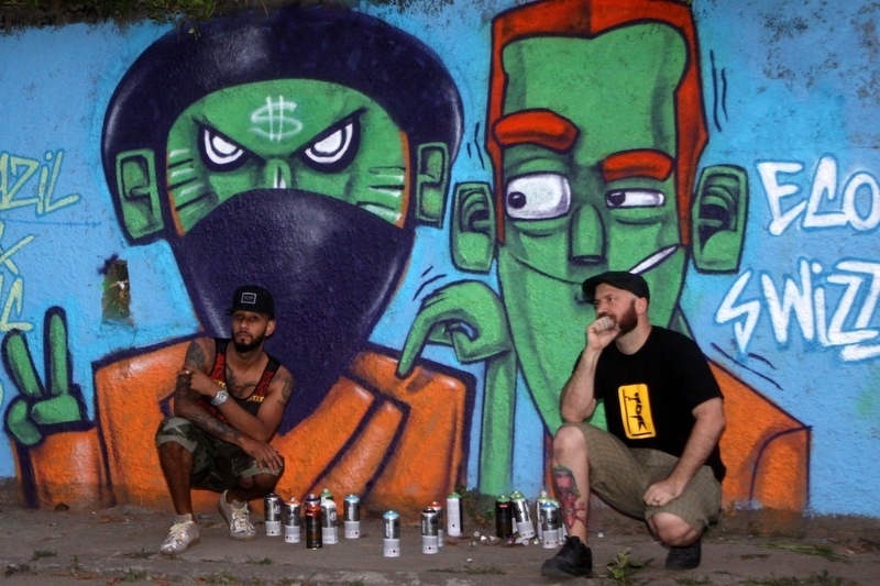 11.set.2013 - Marido de Alicia Keys, o produtor Swizz Beatz (esq), grafitou um muro em Santa Teresa, bairro onde o casal está hospedado. Beatz está acompanhando a mulher na turnê que ela fará no Brasil