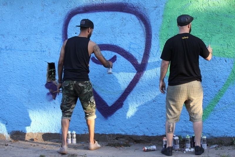 11.set.2013 - Marido de Alicia Keys, o produtor Swizz Beatz (esq), grafitou um muro em Santa Teresa, bairro onde o casal está hospedado. Beatz está acompanhando a mulher na turnê que ela fará no Brasil