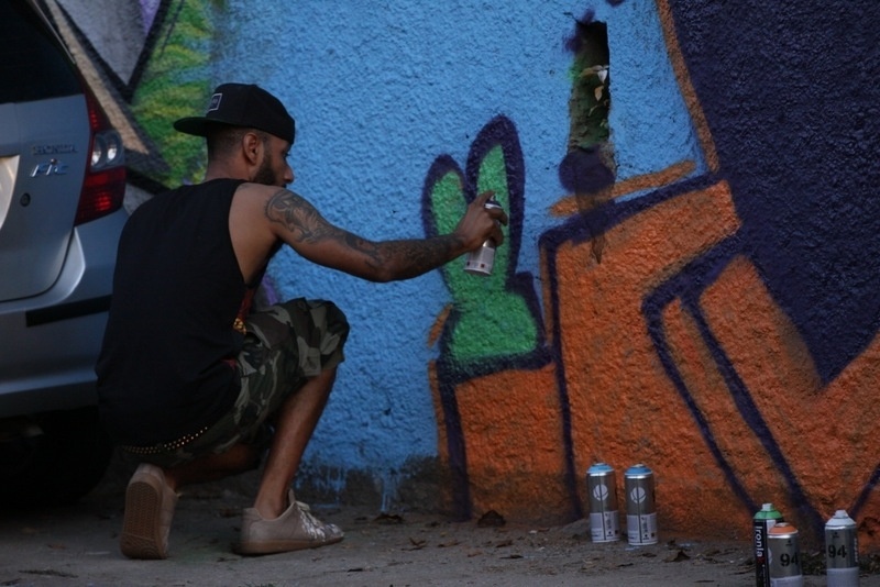 11.set.2013 - Marido de Alicia Keys, o produtor Swizz Beatz, grafitou um muro em Santa Teresa, bairro onde o casal está hospedado. Beatz está acompanhando a mulher na turnê que ela fará no Brasil