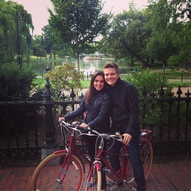 11.set.2013 - Michel Teló e Thais Fersoza passeiam de bicicleta em Boston