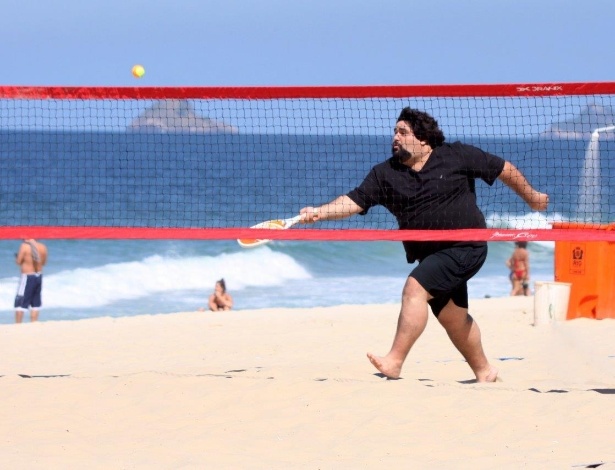 11.set.2013 - No quadro "Medida Certa", do "Fantástico", o músico César Menotti joga tênis com Gaby e Fabiano nas areias de Ipanema