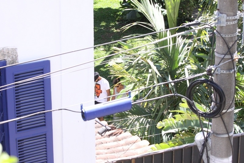 11.set.2013 - No Rio de Janeiro para se apresentar no Rock in Rio, Alicia Keys passeia de mãos dadas com o marido, o produtor Swizz Beatz, pelo hotel em que o casal está hospedado em Santa Teresa. O casal trouxe o filho Egypt