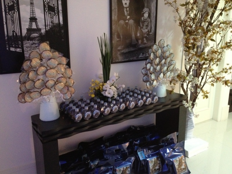 A sugestão da organizadora de eventos Andréa Guimarães é dispor as lembrancinhas da festa em um aparador no corredor que dá acesso à porta principal ou no hall de entrada da casa, assim cada convidado pode pegar a sua ao sair - Divulgação