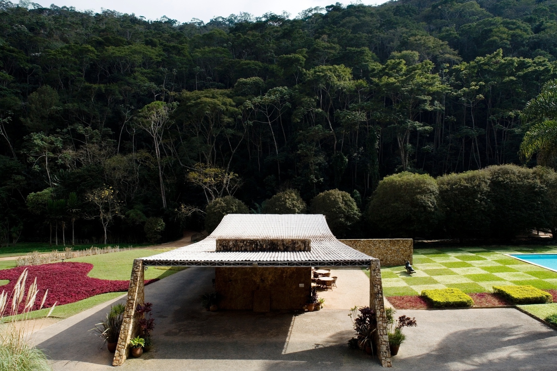 Casa Edmundo Cavanelas, em Pedro do Rio (RJ), projetada por Oscar Niemeyer. A obra, datada de 1954, tem paisagismo criado por Roberto Burle Marx, no qual se destaca o xadrez de gramíneas. O local foi uma das locações do filme "Flores Raras", do cineasta Bruno Barreto, que conta a história do romance entre a escritora norte-americana Elizabeth Bishop (1911-1979) e Lota Macedo Soares (1910-1967), paisagista e urbanista autodidata brasileira - Leonardo Finotti/ UOL