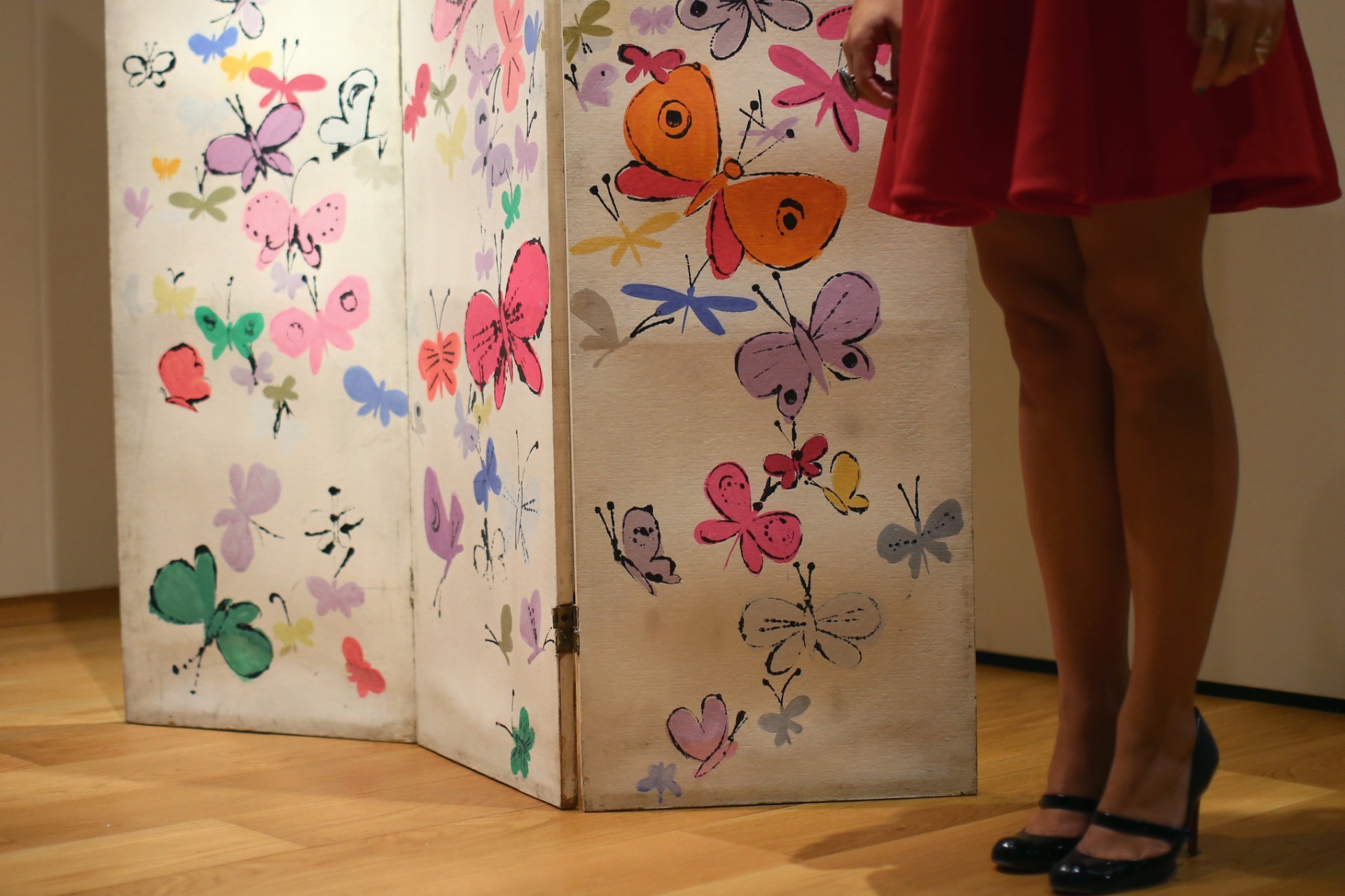 Exposição "De Warhol, Com Amor", em Hong Kong, com obras da primeira fase do artista, a partir da década de 1950 - AFP