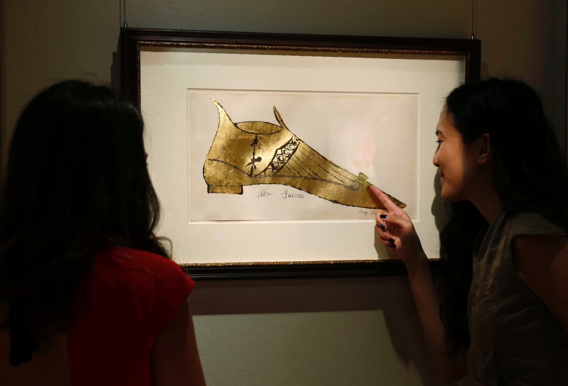 Exposição "De Warhol, Com Amor", em Hong Kong, com obras da primeira fase do artista, a partir da década de 1950 - AFP