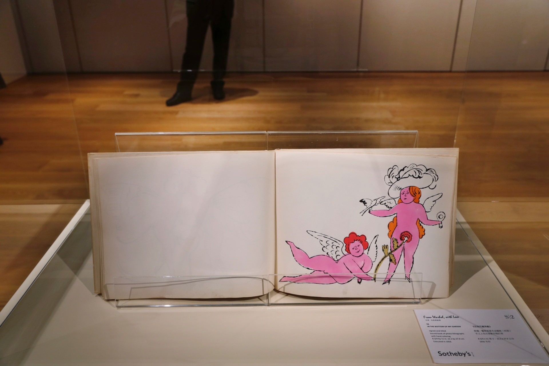 Exposição "De Warhol, Com Amor", em Hong Kong, com obras da primeira fase do artista, a partir da década de 1950 - AFP