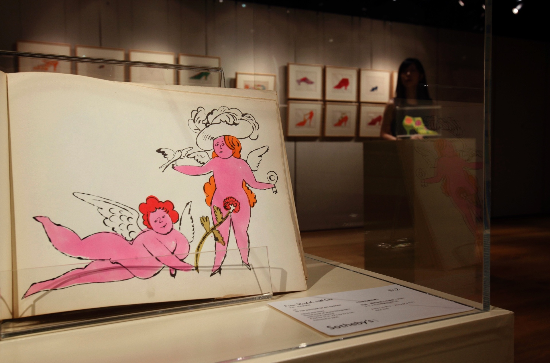 Exposição "De Warhol, Com Amor", em Hong Kong, com obras da primeira fase do artista, a partir da década de 1950 - AFP