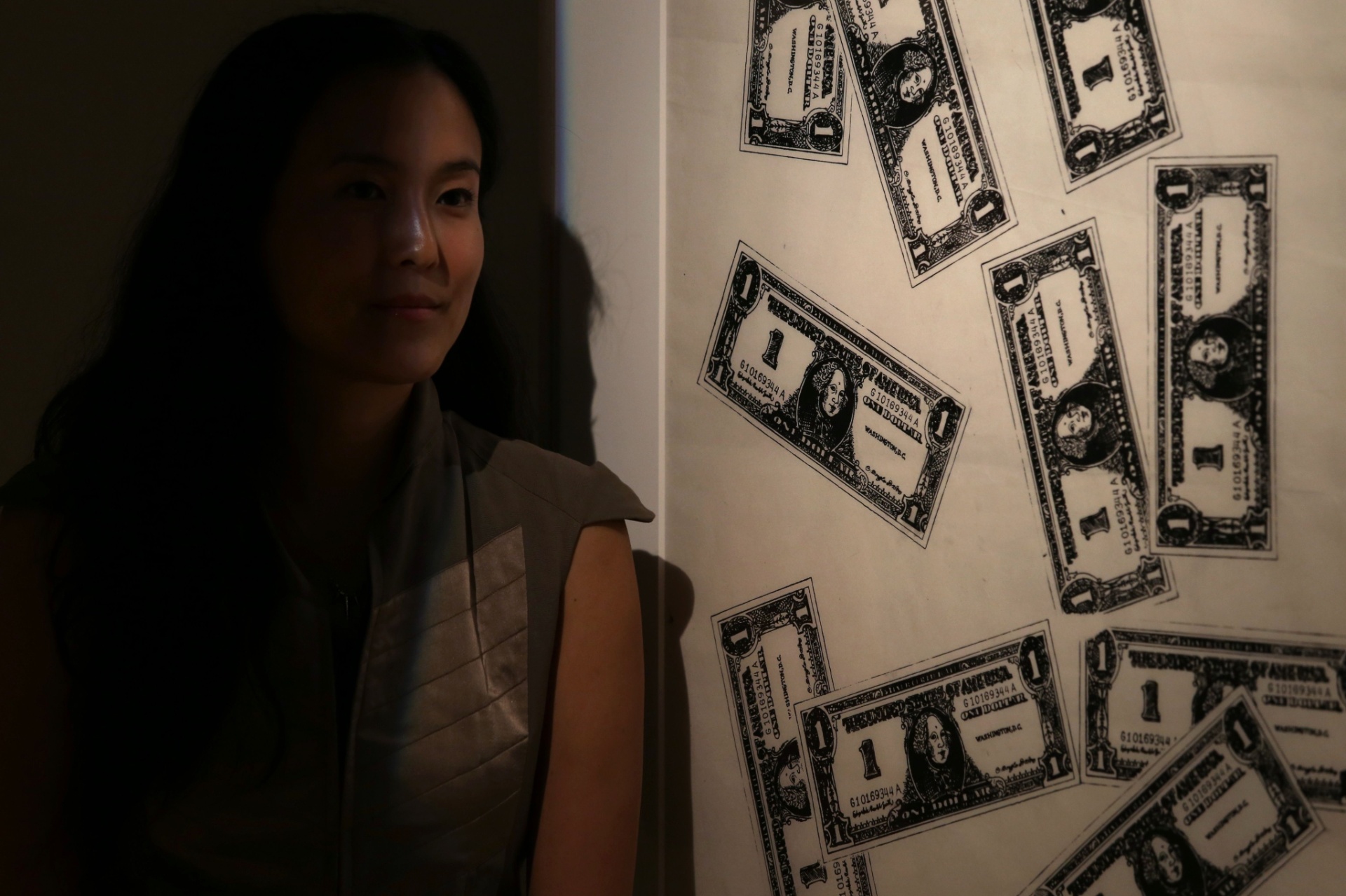 Exposição "De Warhol, Com Amor", em Hong Kong, com obras da primeira fase do artista, a partir da década de 1950 - AFP