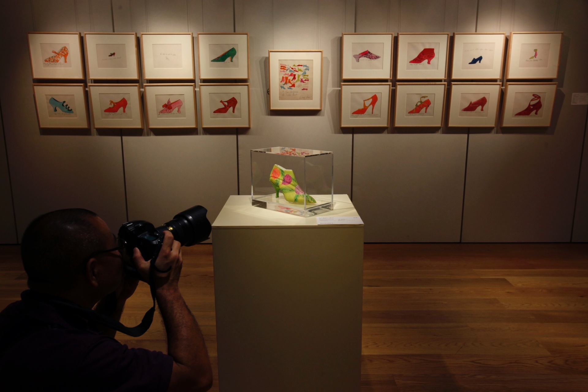 Exposição "De Warhol, Com Amor", em Hong Kong, com obras da primeira fase do artista, a partir da década de 1950 - AFP