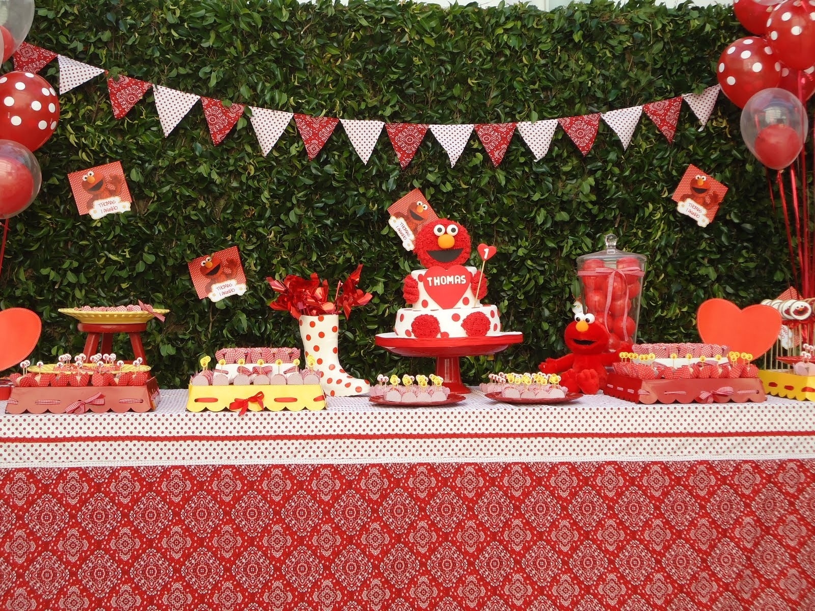 O personagem Elmo foi tema dessa festa da Moge Mug. Por causa dele, a cor vermelha prevaleceu na decoração. A mesa principal foi montada na frente de uma cerca viva que já existia na garagem da casa - Divulgação