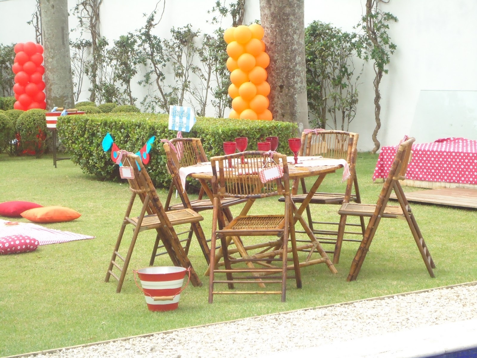 Para acomodar melhor os adultos e ainda compor a ambientação, a Moge Mug reservou mesas e cadeiras de bambu - Divulgação