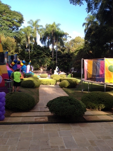 Nas comemorações nais quais as crianças representem até 20% dos convidados, é importante ter um local para o entretenimento delas. Dependendo do espaço disponível, você pode colocar brinquedos ou reservar para atividades de recreação com monitores ou apresentações, como show de mágica. O ambiente acima foi organizado por Andréa Guimarães - Divulgação