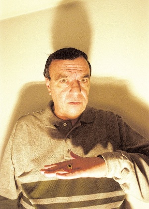 Uma das imagens mais marcantes do telejornal era o gesto repetido por Gil Gomes, uma espécie de "assinatura" de suas matérias - Folhapress - Folhapress