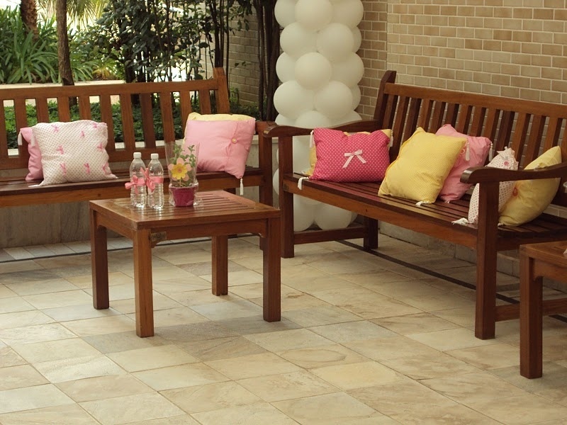 Vale escolher algumas cores, de acordo com o tema da festa, para explorar nos objetos de decoração, como almofadas e vasos de flores. Neste projeto, da Moge Mug, elas servem para integrar os mais diversos ambientes. www.mogemug.com.br - Divulgação