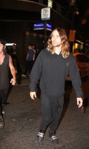 11.set.2013 - O ator e vocalista da banda Thirty Seconds to Mars é tietado por fãs no Leblon, Rio de Janeiro