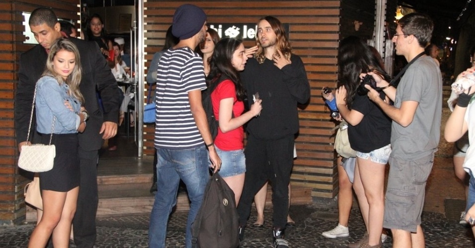 11.set.2013 - O ator e vocalista da banda Thirty Seconds to Mars é tietado por fãs no Leblon, Rio de Janeiro