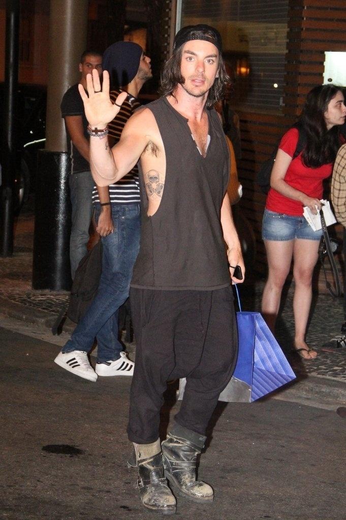 11.set.2013 - Shanon Leto, irmão do ator e vocalista da banda Thirty Seconds to Mars Jared Leto, no Leblon, Rio de Janeiro