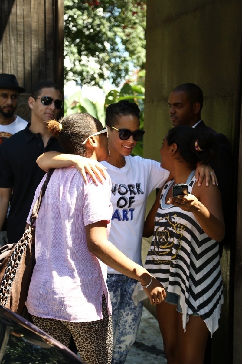 12.set.2013 - Alicia Keys tira foto com fãs ao deixar o hotel em que está hospedada em Santa Teresa, no Rio. Ela está na cidade para se apresentar no Rock in Rio