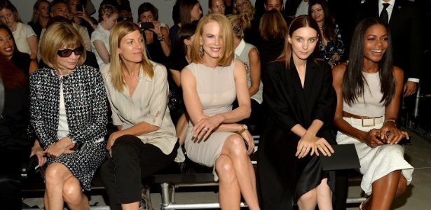 Anna Wintour, Virginia Smith, Nicole Kidman, Rooney Mara e Naomie Harris assistem ao desfile da Calvin Klein Collection na primeira fila