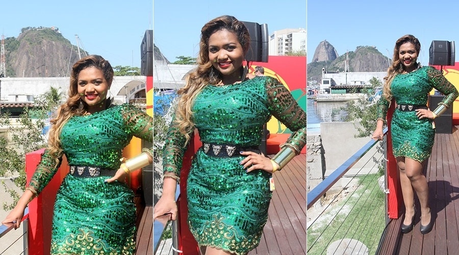 12.set.2013 - Gaby Amarantos usa vestido verde justo para ir a evento no Rio