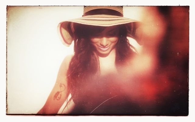 Anitta, que já fez peças publicitárias para uma marca de camisinhas e uma rede de supermercados, estreia como modelo de roupas para a próxima estação - Divulgação