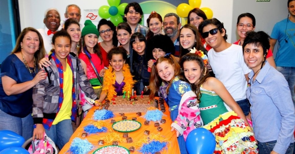 Atriz que interpreta a Tati em "Chiquititas" ganha festa de aniversário nos bastidores
