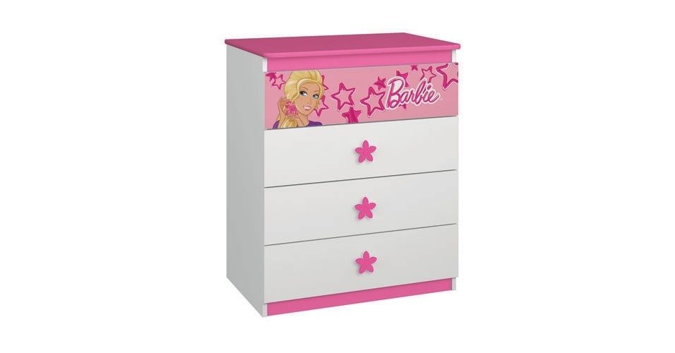 Cômoda com quatro gavetas, modelo Barbie Happy, da Pura Magia. Produzida em MDF e MDP, o móvel possui puxadores em forma de flor. Tem as seguintes medidas: 83 cm de altura, 68,8 cm de largura e 45,5 cm de profundidade. Na Bebê Store (http://www.bebestore.com.br/), R$ 449,90. Preço pesquisado em setembro e sujeito a alteração - Divulgação