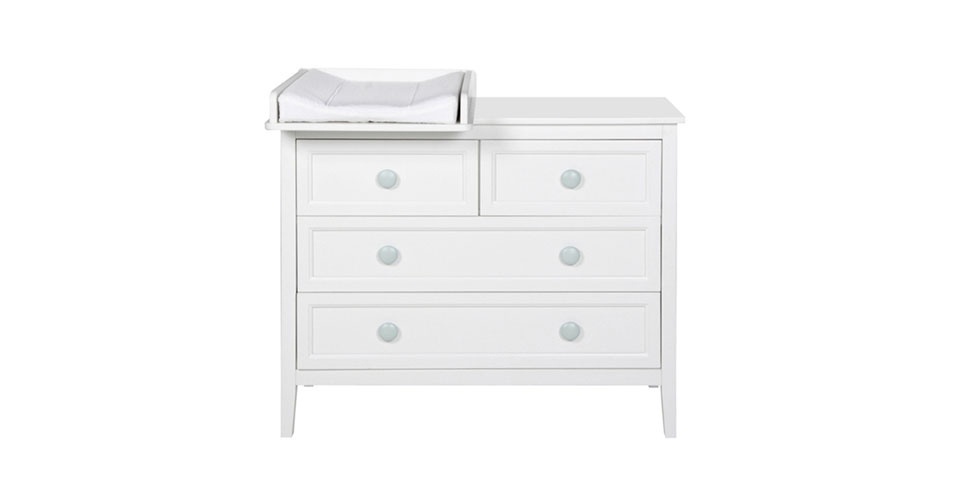 Cômoda modelo Mon Petit Cômoda, da Tok Stock. A peça tem estrutura em madeira maciça e tampo em MDF. O móvel possui quatro gavetas com corrediças metálicas e trocar. A cômoda possui as seguintes medidas 90 cm de altura, 110 cm de largura	e 50 cm de profundidade. R$ 1.470. Preço pesquisado em setembro de 2013 e sujeito a alteração - Divulgação