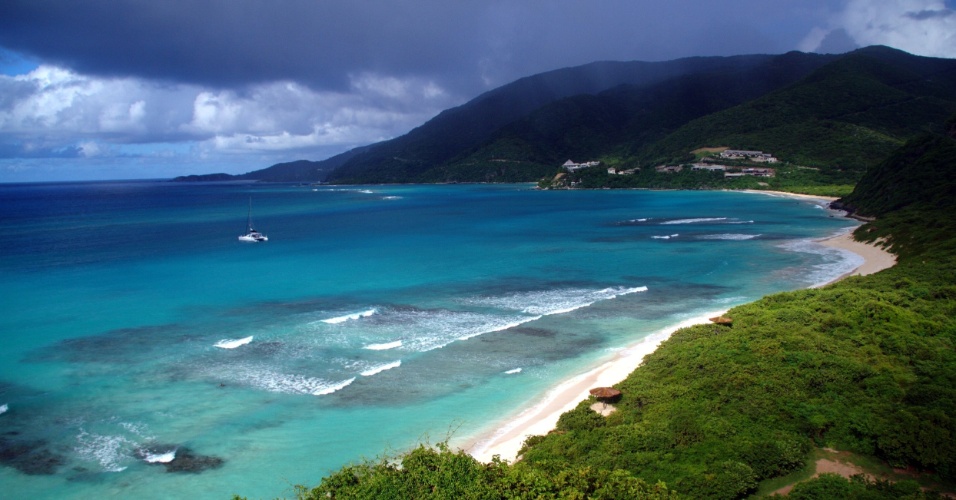 Vista da Savana Beach, uma das praias de Virgin Gorda, uma das 60 ilhas exclusivas das Ilhas Virgens Britânicas, no Caribe
