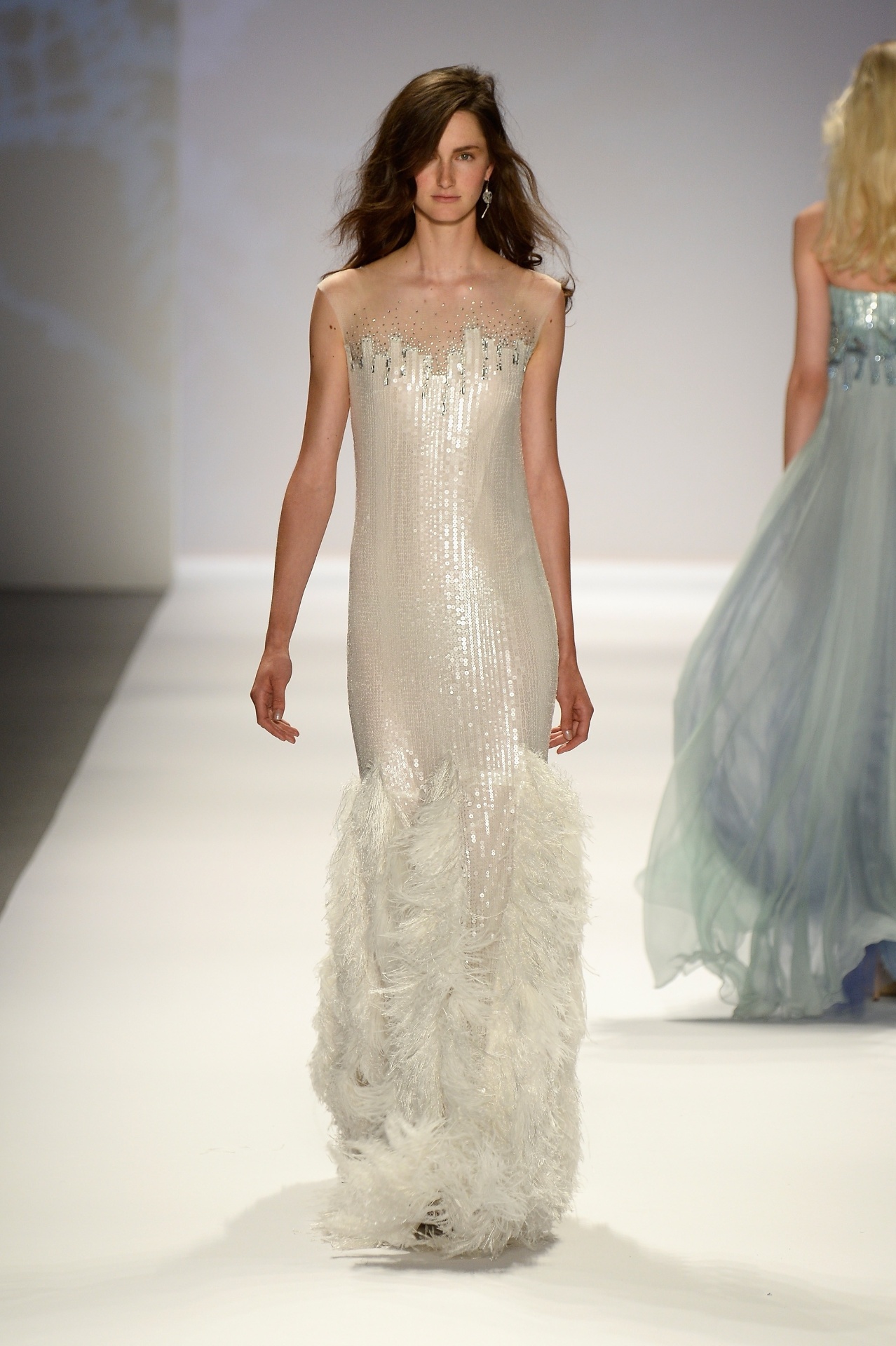 05.set.2013 - Desfile de Tadashi Shoji na semana de moda de Nova York mostra vestido de modelagem reta com plumas aplicadas na saia da peça - Frazer Harrison/Getty Images