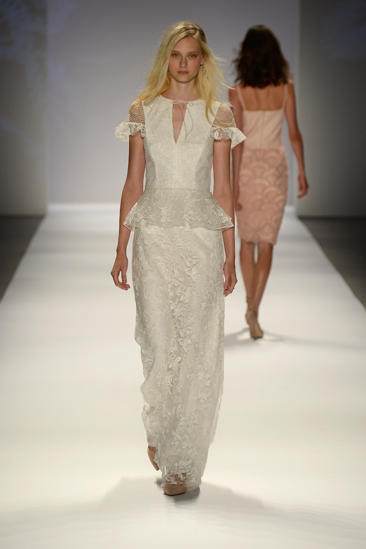 05.set.2013 - Peça mais comportada de Tadashi Shoji feita de renda e com peplum na parte de cima foi exibida na semana de moda de Nova York - Frazer Harrison/Getty Images