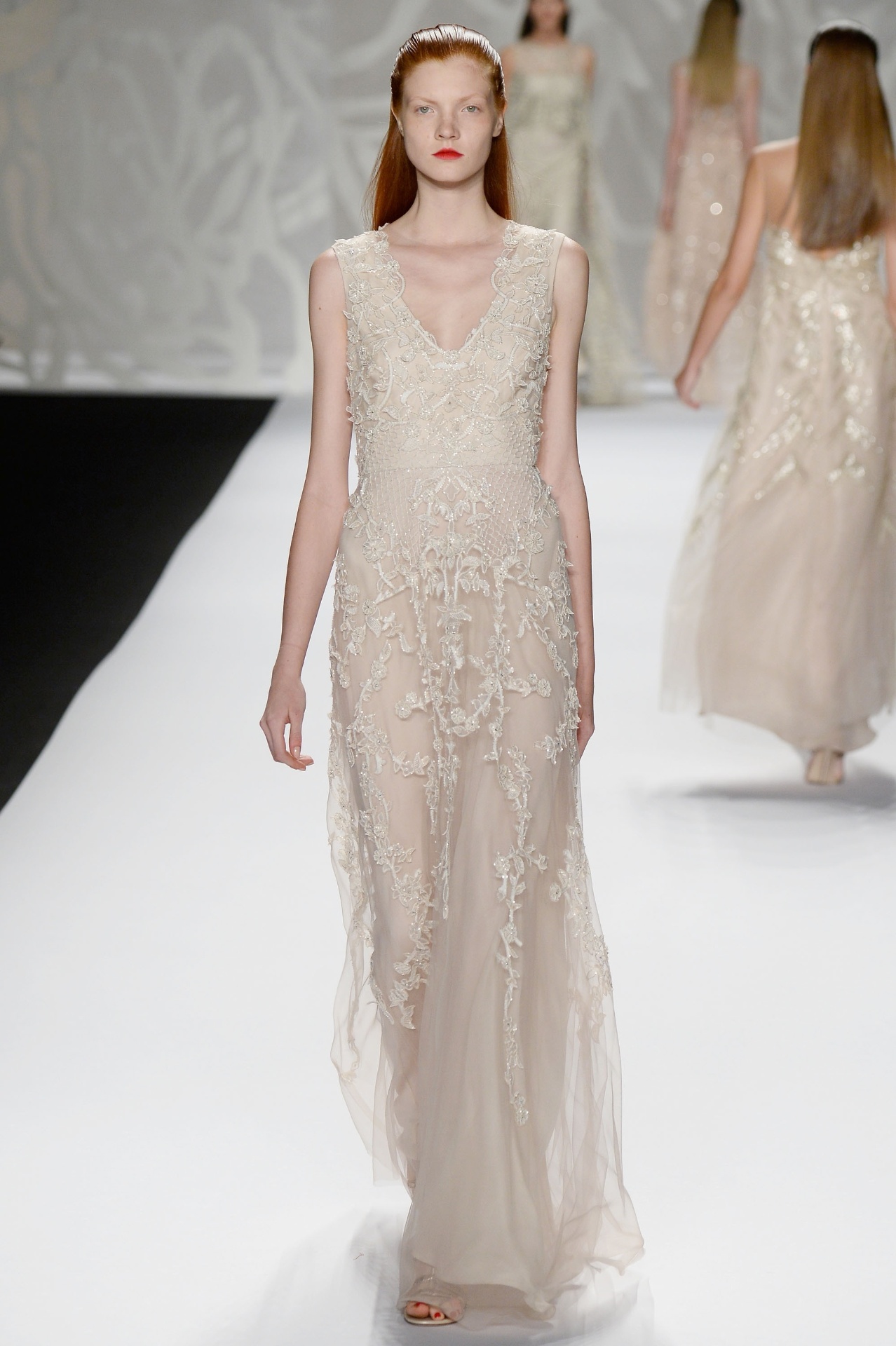 07.set.2013 - Vestido bordado com decote em V da estlista Monique Lhuillier e exibido na semana de moda de Nova York - Frazer Harrison/Getty Images