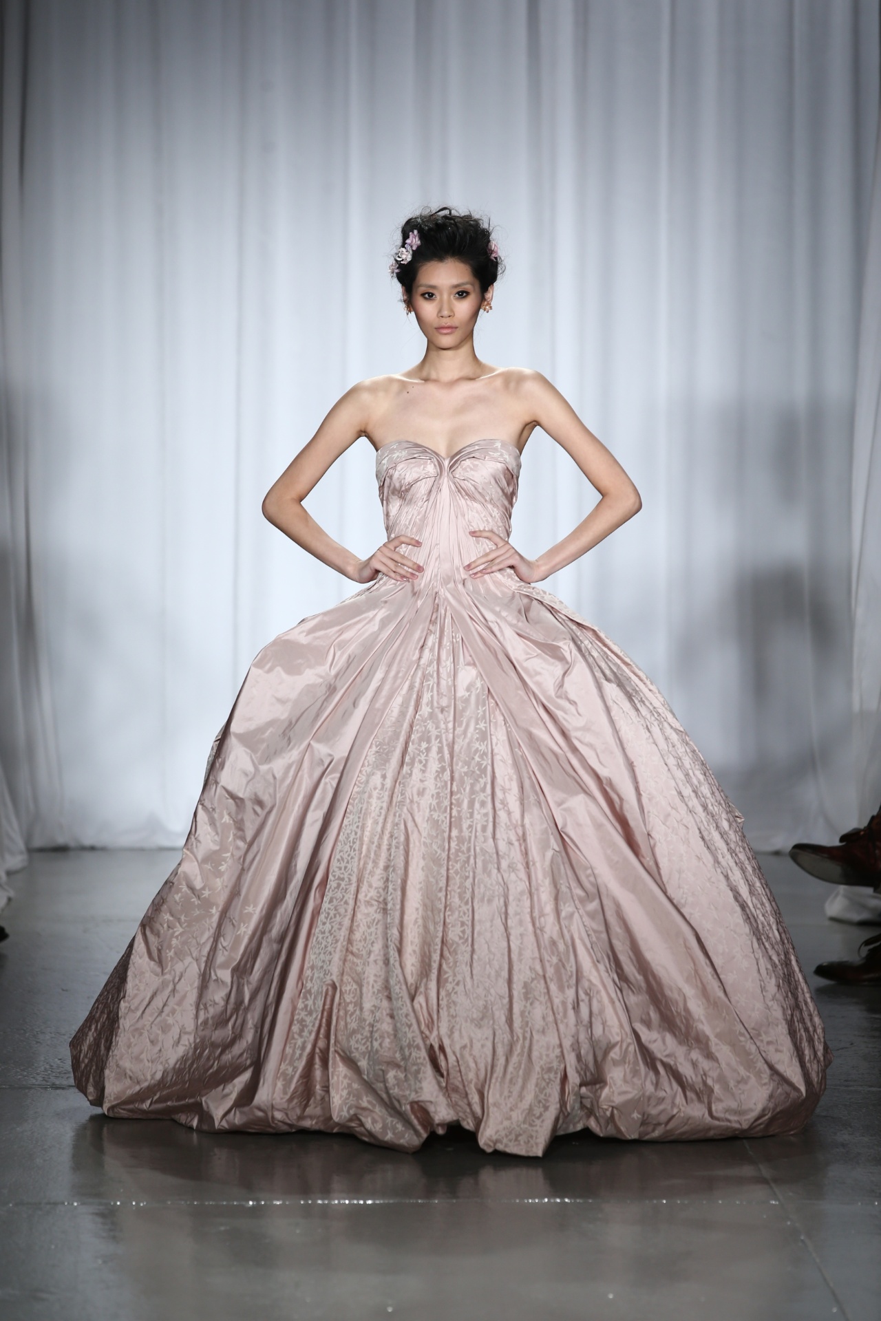 08.set.2013 - Vestido com ares de princesa e saia bastante volumosa, do estilista Zac Posen para a semana de moda de Nova York - Neilson Barnard/Getty Images