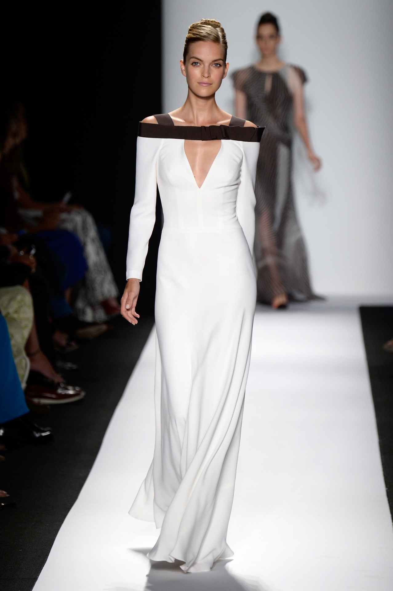 09.set.2013 - Vestido simples e chique, com decote em V, da estilista Carolina Herrera para a semana de moda de Nova York - Frazer Harrison/Getty Images