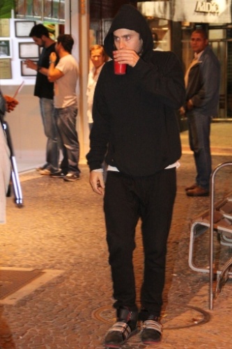 12.set.2013 - Jared Leto, ator e vocalista da banda Thirty Seconds to Mars, deixa lanchonete no Leblon, zona sul do Rio de Janeiro