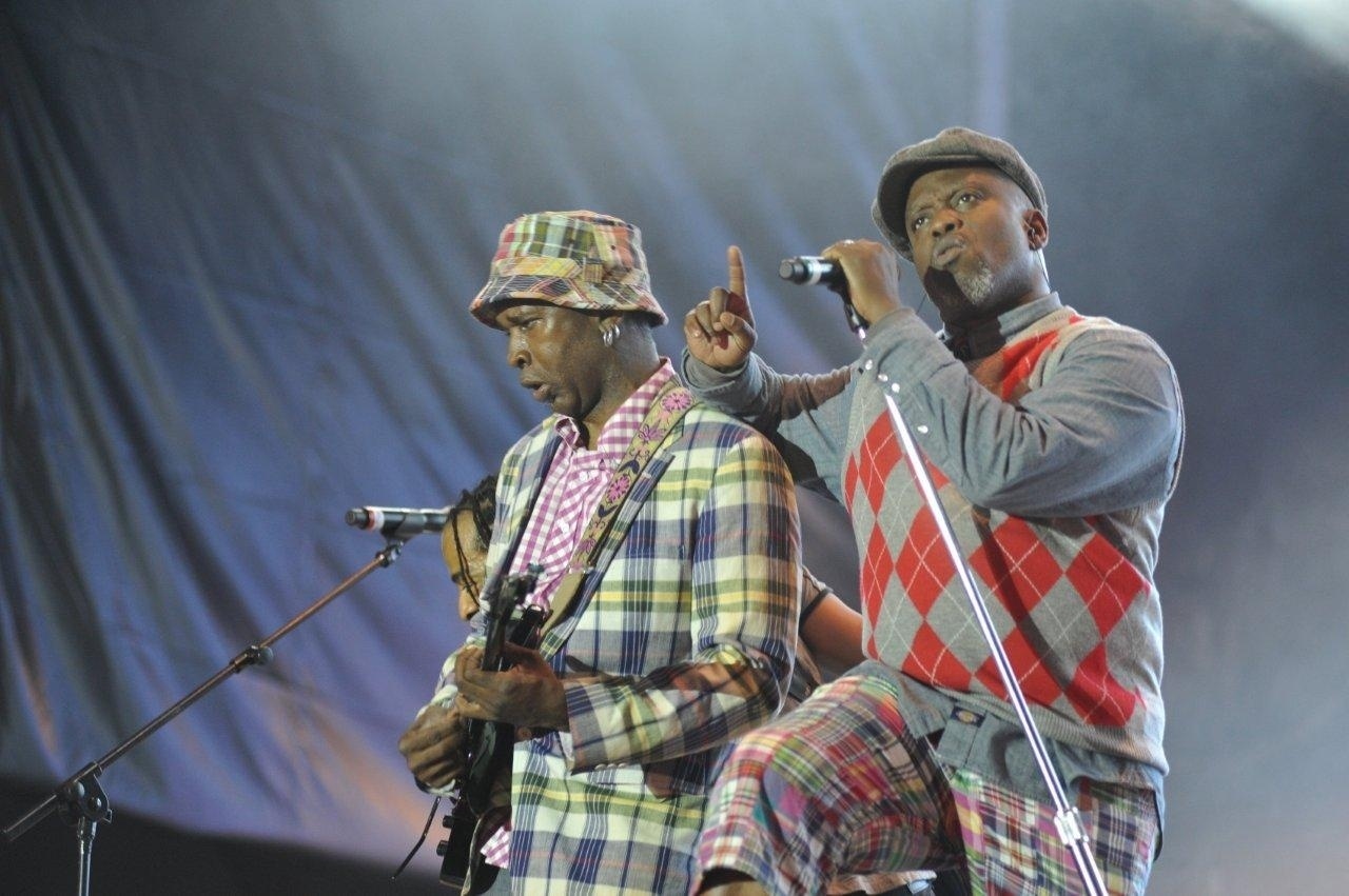 13.set.2013 - Depois de seis atrações, o Palco Sunset encerra seu primeiro dia de Rock in Rio 2013 com o encontro de Living Colour e a cantora africana Angelique Kidjo - Bia Alves/AgNews