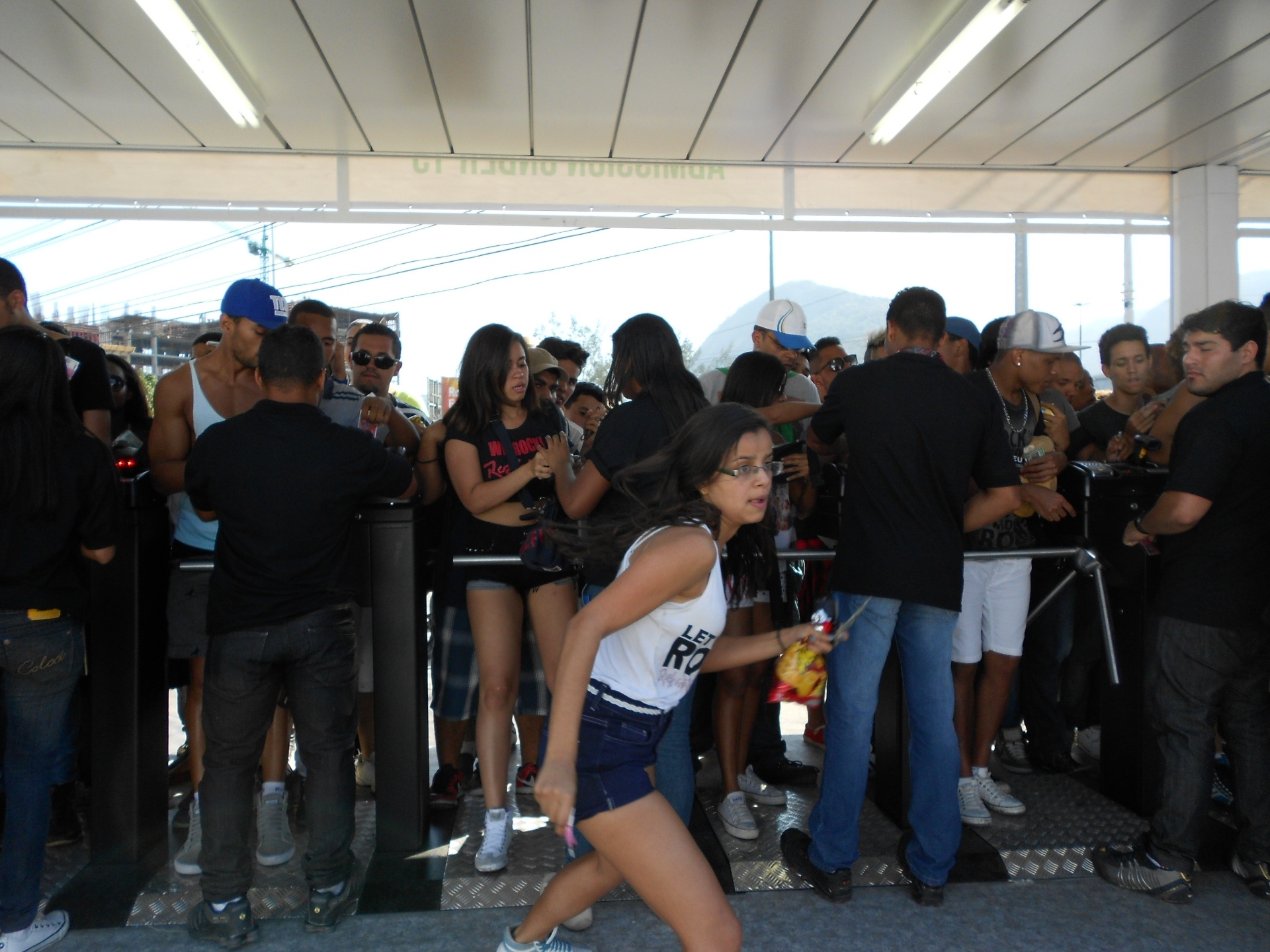 13.set.2013 - 13.set.2013 - Público passa pelas catracas para entrar na Cidade do Rock no primeiro dia de Rock in Rio - Fabíola Ortiz/UOL