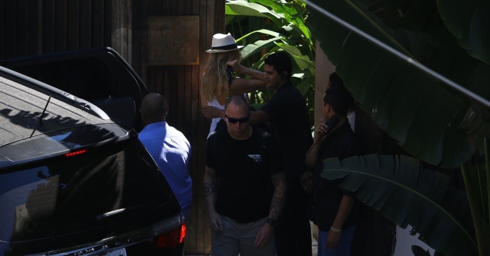 13.set.2013 - A atriz Kate Hudson chega a hotel no Rio de Janeiro. Ela veio ao Brasil para acompanhar o marido Matthew Bellamy, vocalista do Muse, banda que se apresenta neste sábado (14).