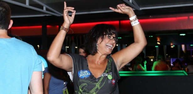 13.set.2013 - A atriz Solange Couto dança em camarote da primeira noite do Rock in Rio - Francisco Cepeda e Joshua Bryan/AgNews