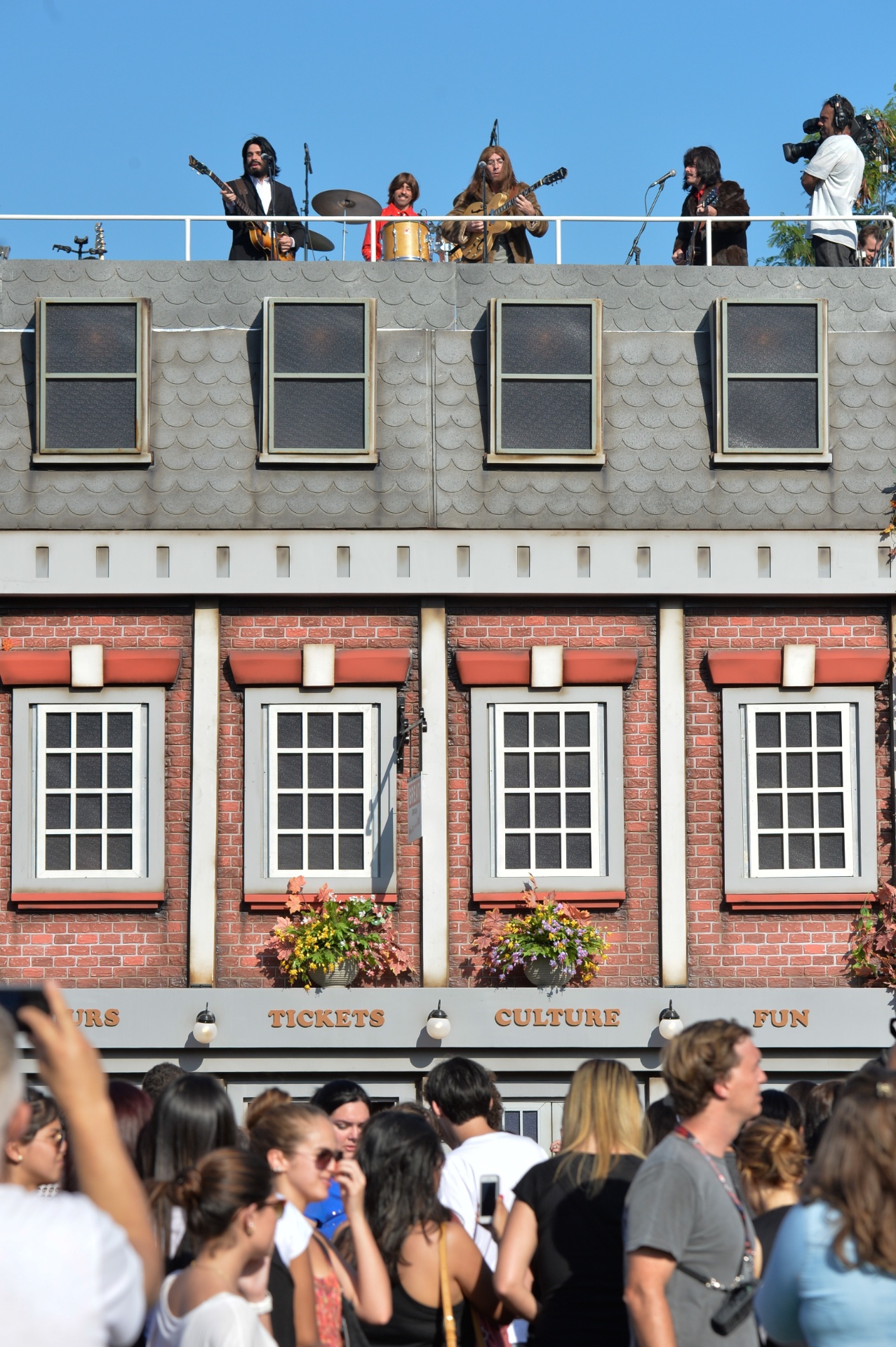 13.set.2013 - A banda All You Need Is Love, cover de Beatles, reproduz o último show da banda no Rock in Rio - Celso Pupo/Fotoarena/Estadão Conteúdo