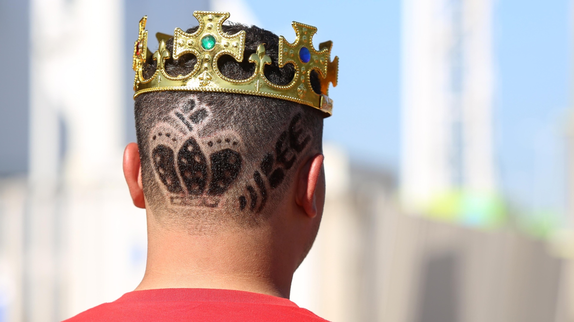 13.set.2013 - Agente de saúde Celso Marques, de 32 anos, mostra desenho de coroa no cabelo, uma homenagem a Beyoncé - Fernando Maia/UOL