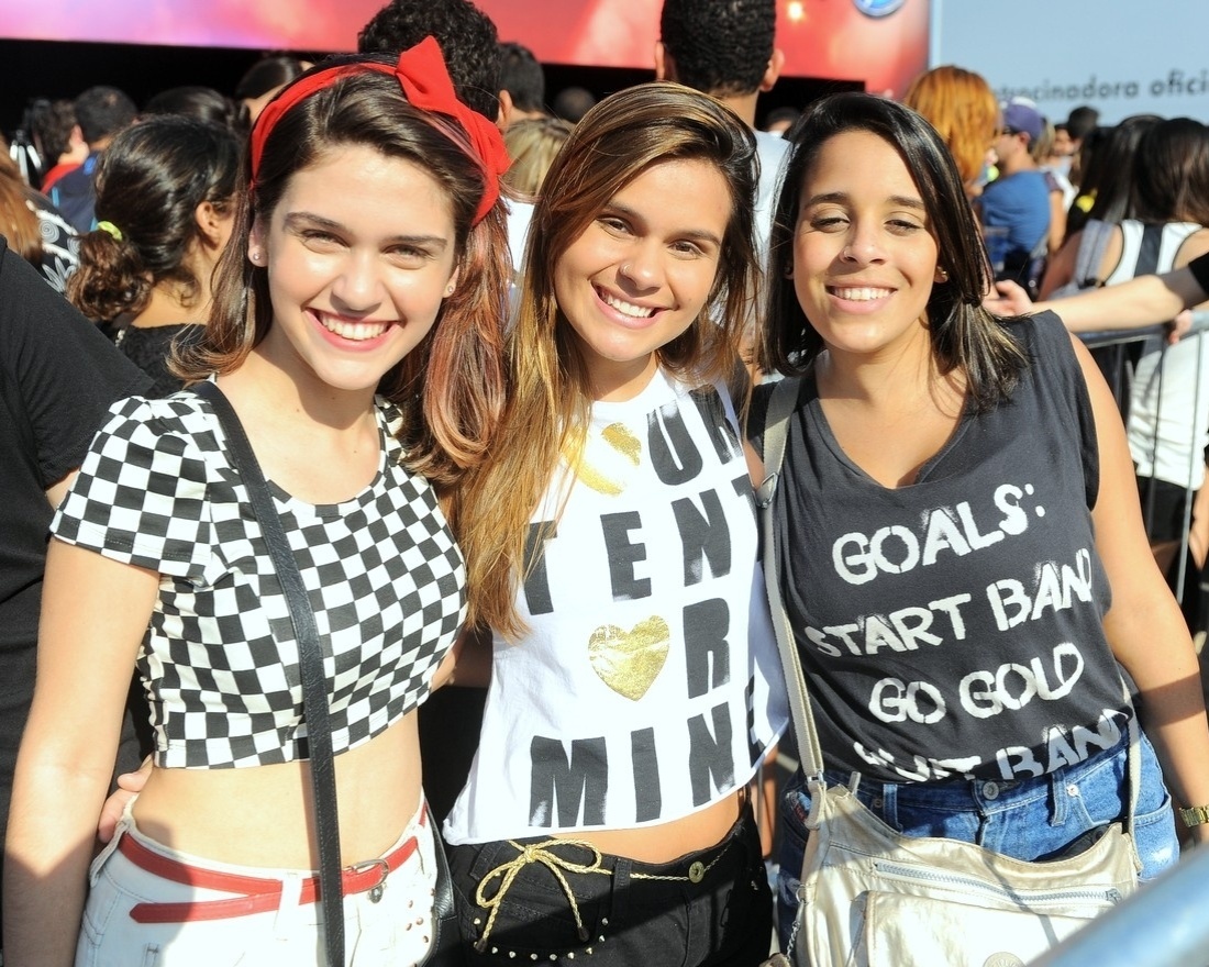 13.set.2013 - Amigas posam para foto durante o Rock in Rio - Francisco Cepeda/AgNews
