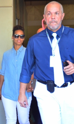 13.set.2013 - Após se apresentar em São Paulo na quinta-feira (12), Alicia Keys desembarca no aeroporto Santos Dumont, no Rio de Janeiro. A cantora estava cercada por seguranças